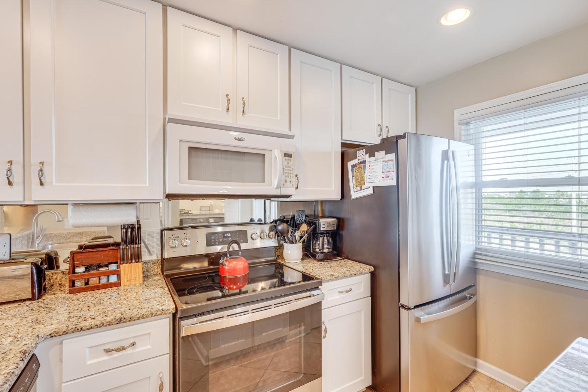 2-story Beachfront In Pcb With Community Pool! Apartment